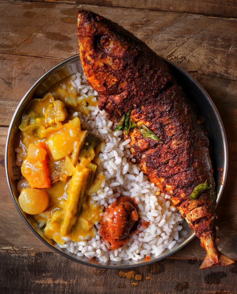 Sepinggan nasi dengan sayur kari dan ikan berempah