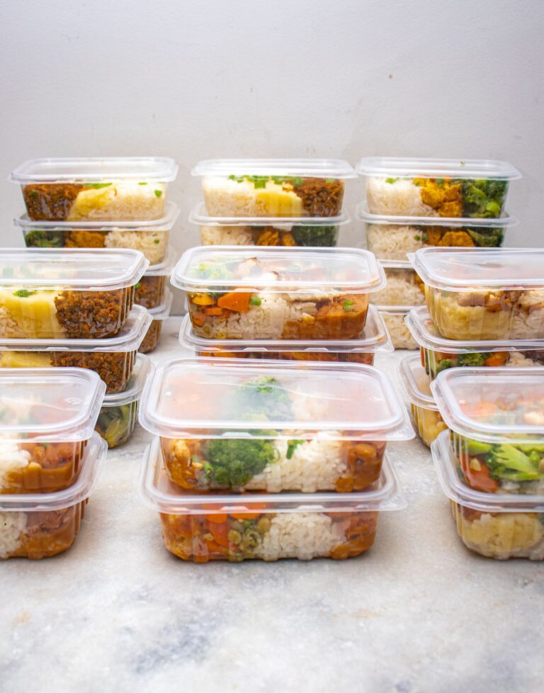 Bekas meal prep berisi nasi, ayam dan sayur